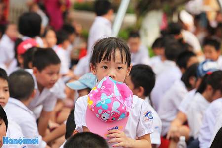 Đầu năm học mới, Bộ GD-ĐT cũng yêu cầu chấn chỉnh tình trạng lạm thu, gây bức xúc trong xã hội. Ảnh minh hoạ